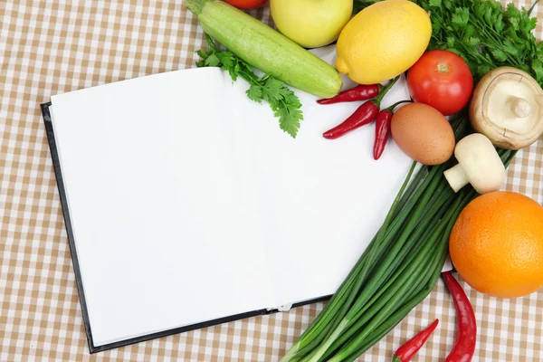 Concepto de cocina. Abarrotes con libro de cocina vacío de cerca — Foto de Stock