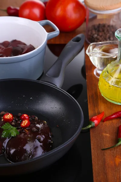 Rohe Leber in Pfanne auf Kochfläche in Nahaufnahme — Stockfoto