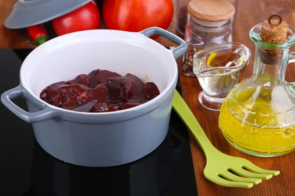 Raw liver in pan on cooking surface close-up — Stock Photo, Image