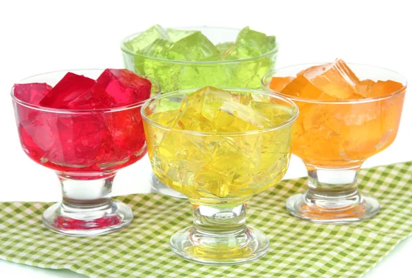 Sabrosos cubos de gelatina en cuencos en la mesa sobre fondo blanco — Foto de Stock