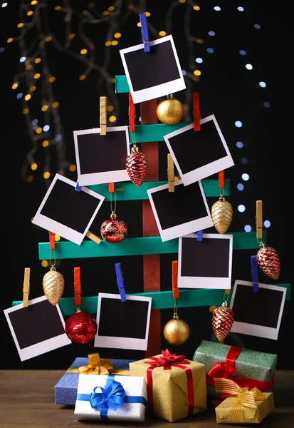 Árbol de abeto hecho a mano de madera con papel fotográfico vacío y decoración de Navidad sobre fondo brillante —  Fotos de Stock