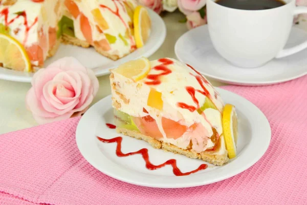 Delicious jelly cake on table close-up — Stock Photo, Image