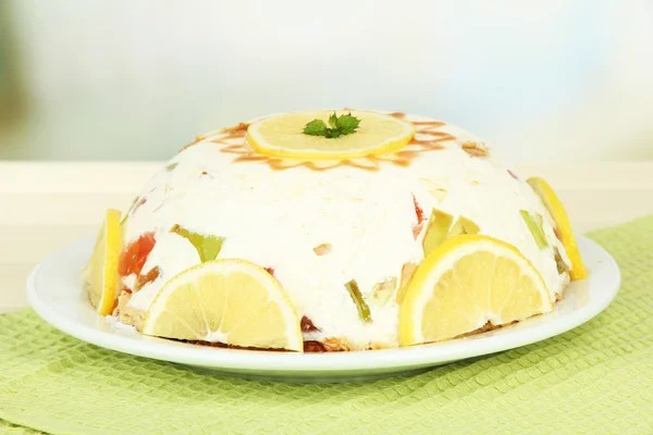 Läckra gelé tårta på bordet på ljus bakgrund — Stockfoto
