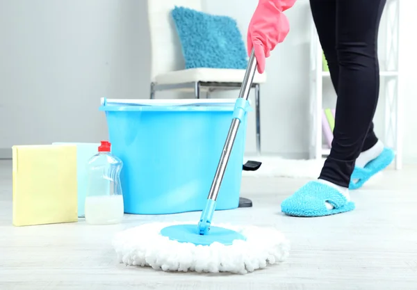 Полы для мытья дома крупным планом — стоковое фото