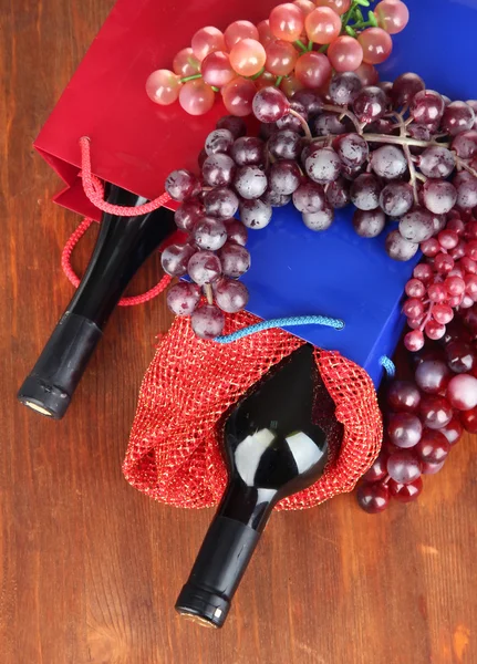 Cajas de regalo con vinos en mesa de madera — Foto de Stock