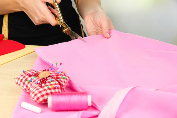 Cutting fabric with tailors scissors — Stock Photo, Image