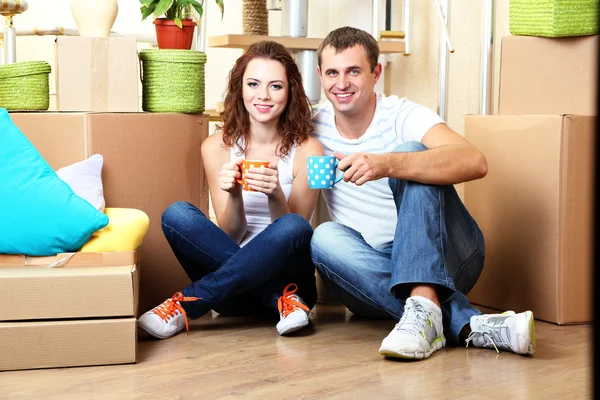 Junges Paar feiert Umzug ins neue Zuhause — Stockfoto