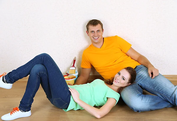 Giovane coppia che riposa dalla ristrutturazione nel nuovo appartamento — Foto Stock