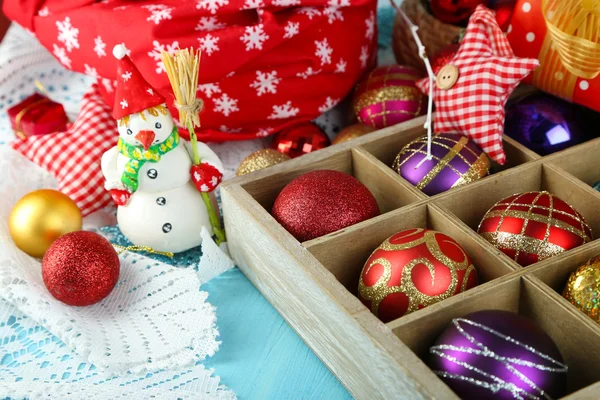 Schöne Weihnachtskomposition mit weihnachtlichem Spielzeug in Nahaufnahme — Stockfoto