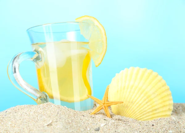 青の背景に砂に冷たいお茶 — ストック写真