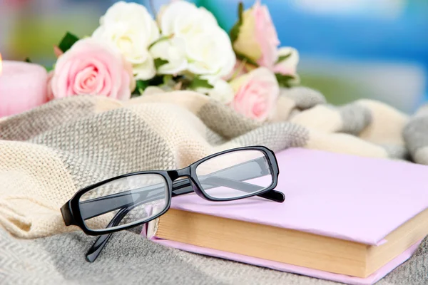 Samenstelling met oude boek, bril en plaid op lichte achtergrond — Stockfoto