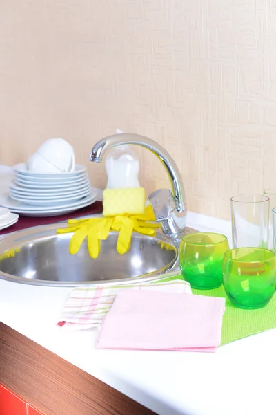 Dishes drying near metal sink — Stockfoto