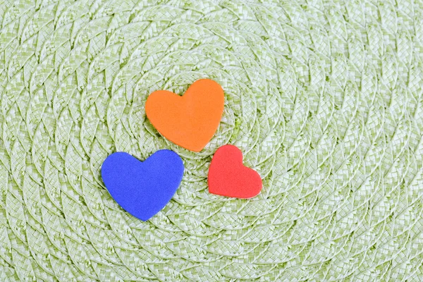 Сердца из войлока на зеленом фоне — стоковое фото