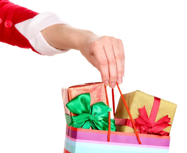 La mano sostiene el paquete con regalos de Año Nuevo aislados en blanco — Foto de Stock