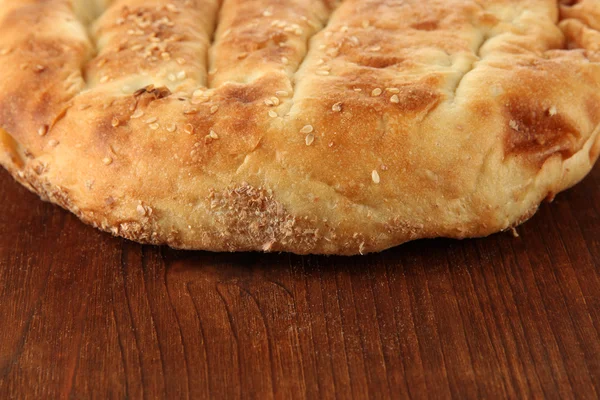 Pan de pita sobre fondo de madera —  Fotos de Stock