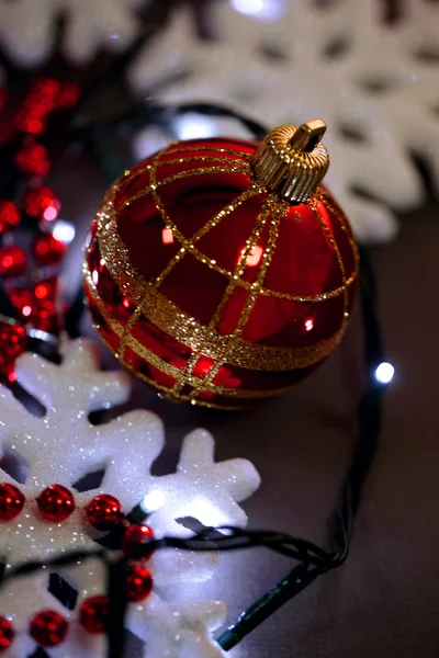 Christmas ornaments and garland on wooden background close-up — Stock Photo, Image