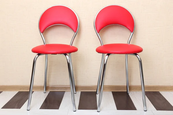 Bellissimo interno con sedie in pelle moderna sul pavimento in legno — Foto Stock