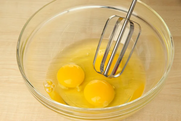 Kochen, Eier schlagen mit dem Schneebesen in Schüssel, Nahaufnahme — Stockfoto