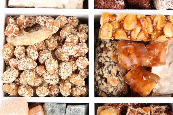 Leckere orientalische Süßigkeiten in Holzkiste aus nächster Nähe — Stockfoto