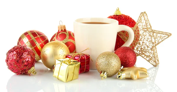 Tasse heißen Kakao mit Weihnachtsdekoration isoliert auf weiß — Stockfoto