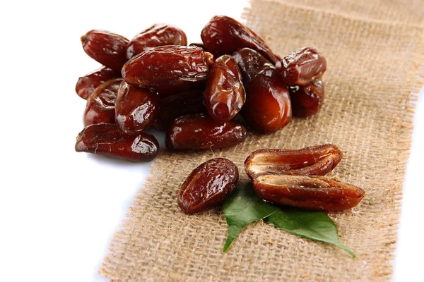 Dates séchées sur sac isolé sur blanc — Photo