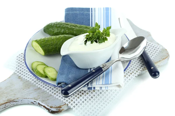 Iogurte pepino em pires boat, em guardanapo de cor, isolado em branco — Fotografia de Stock