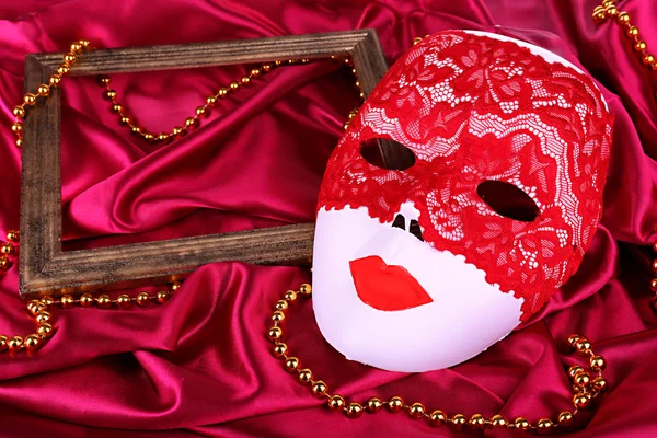 Máscara em fundo tecido rosa brilhante — Fotografia de Stock