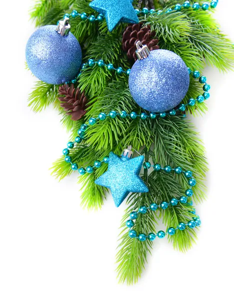 Bolas de Natal e estrelas decorativas em abeto, isolado em branco — Fotografia de Stock