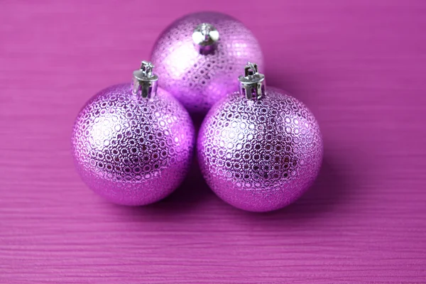 Bolas de Natal no fundo roxo — Fotografia de Stock