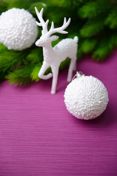 Bolas de Navidad sobre abeto, sobre fondo de color — Foto de Stock