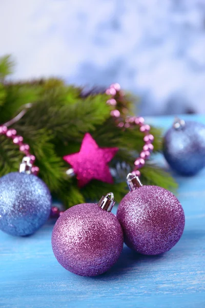 Χριστούγεννα μπάλες στο δέντρο έλατου, σε φόντο χρώμα — Φωτογραφία Αρχείου