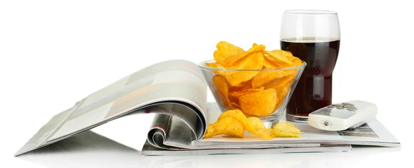 Chipy w misce, cola i tv zdalnego na białym tle — Zdjęcie stockowe