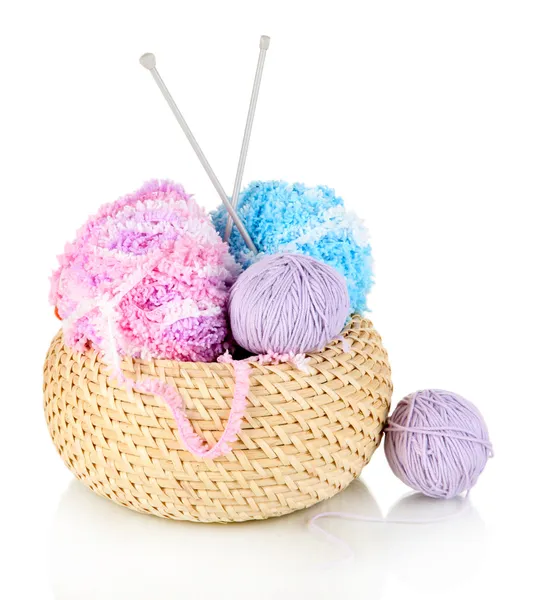 Fios coloridos para tricotar em cesta isolados sobre branco — Fotografia de Stock