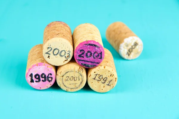 Rolhas de vinho em mesa de madeira close-up — Fotografia de Stock