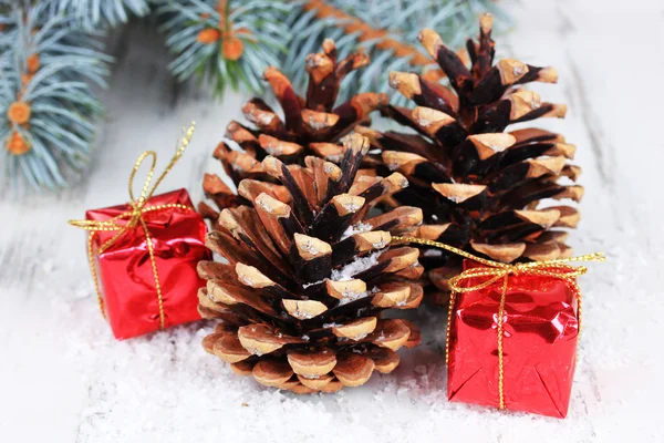 Рождественские украшения с шишками на деревянном фоне Стоковое Фото