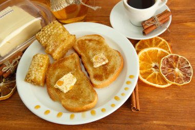 Bal ve ahşap masa üstünde kahve ile beyaz ekmek tost