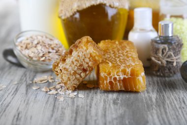 yağlar ve ahşap masa yakın çekim bal bal ve süt spa