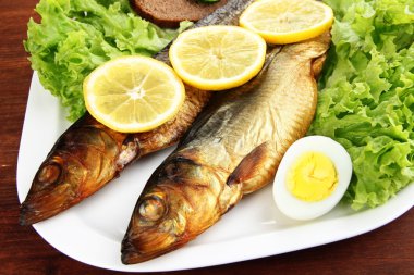 Füme Balık plaka üzerinde kapat