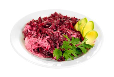 plaka üzerinde beyaz izole pancar salatası