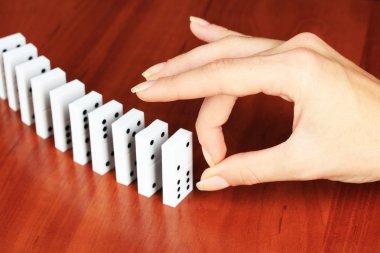 ahşap arka plan üzerinde Domino iterek el
