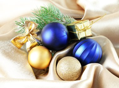 Altın saten kumaş üzerinde güzel bir Noel dekor