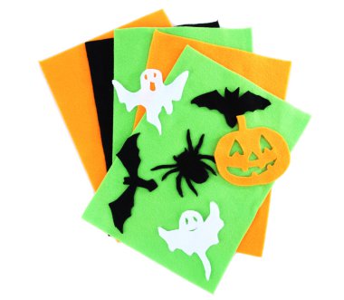 parlak keçe ve üzerinde beyaz izole el yapımı halloween süslemeleri