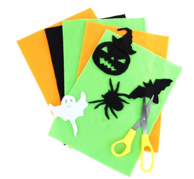 parlak keçe ve üzerinde beyaz izole el yapımı halloween süslemeleri