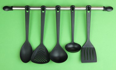 Plastik mutfak eşyaları üzerinde yeşil zemin üzerine gümüş kanca