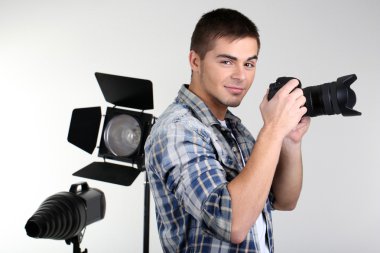 kamerada fotoğraf stüdyosu geçmiş ile yakışıklı fotoğrafçı