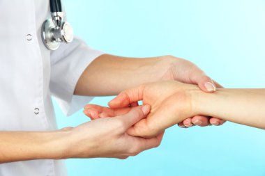 Açık mavi renkli üzerinde nabız ölçme
