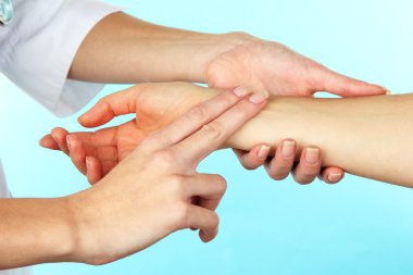Açık mavi renkli üzerinde nabız ölçme