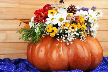 Kabak ahşap zemin üzerine masada güzel sonbahar kompozisyon