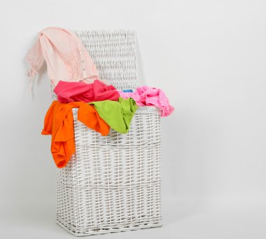 beyaz izole tam çamaşır sepeti