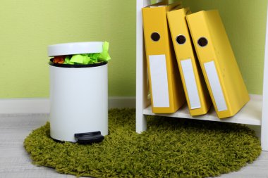 office arka plan üzerinde çöp kutusu
